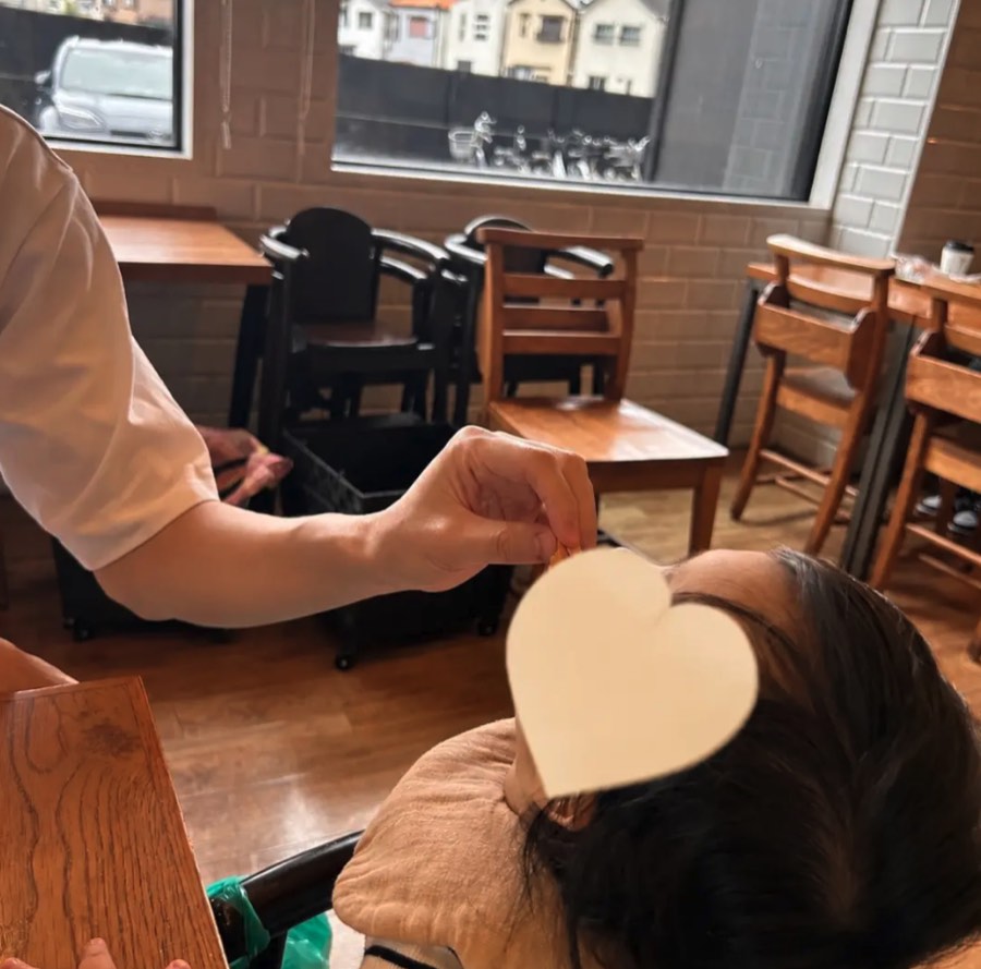 カフェで子どもに食べさせている様子