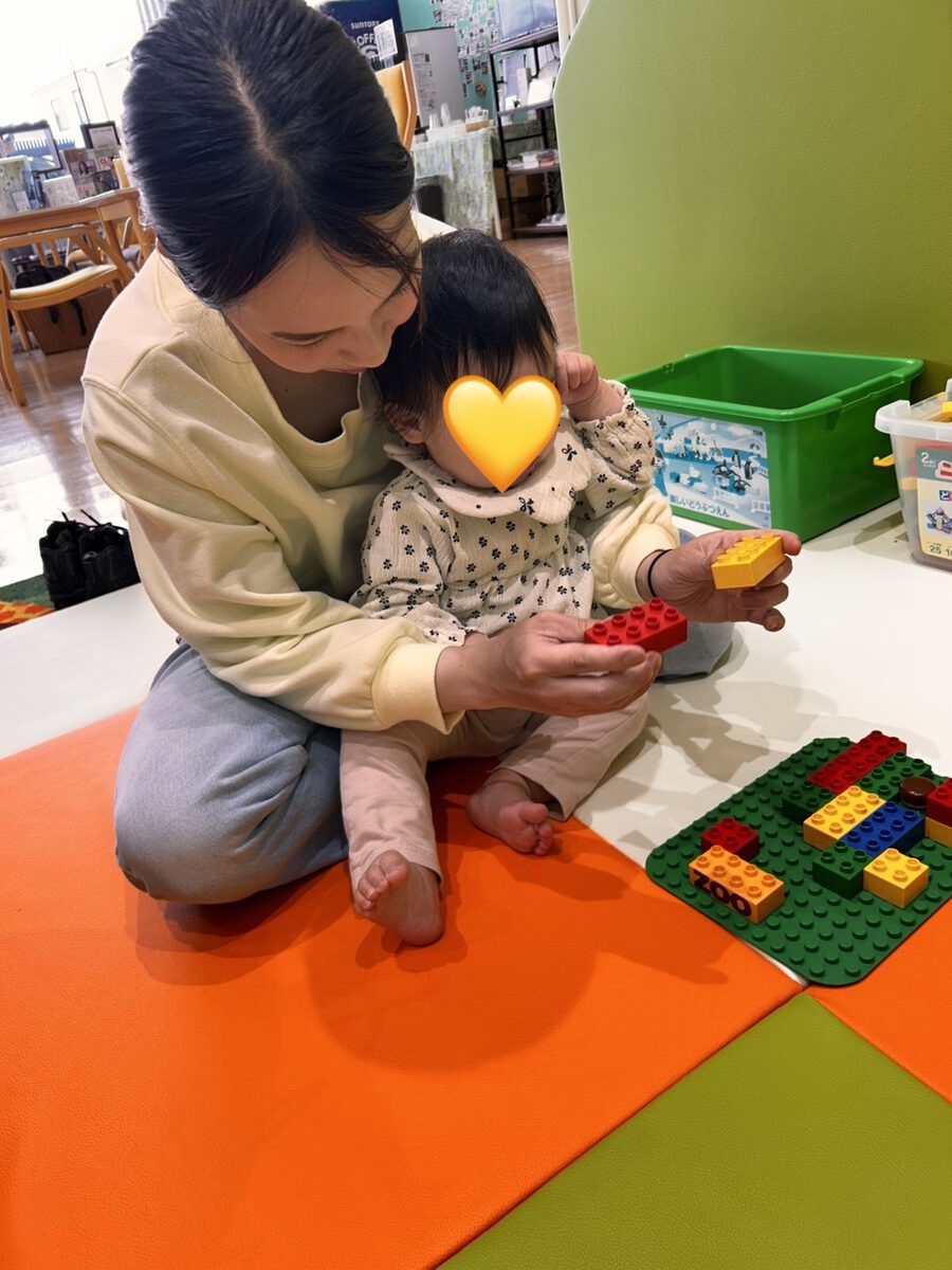 キッズスペースで子どもと一緒に過ごす様子